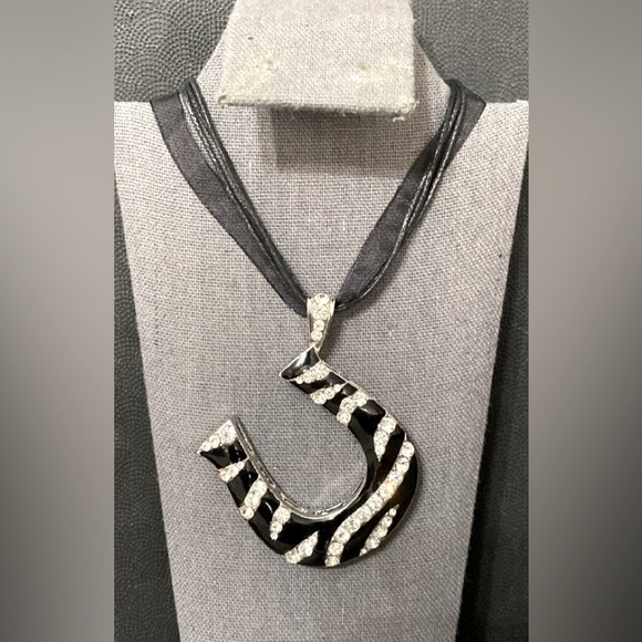 Vintage Silver tone horseshoe with rhinestone Pendant in Zebra Pattern necklace - Picture 2 of 10